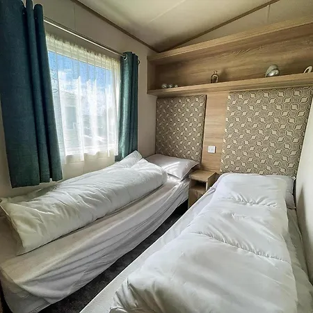 8 Berth Caravan For Hire At St Osyth Beach Holiday Park In Essex Ref 28013Fi Clacton-on-Sea Exterior photo