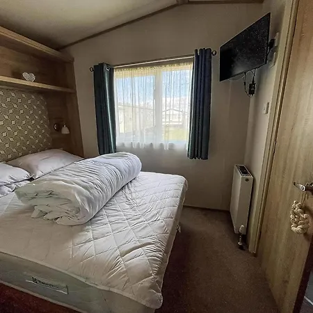 8 Berth Caravan For Hire At St Osyth Beach Holiday Park In Essex Ref 28013Fi Clacton-on-Sea Exterior photo
