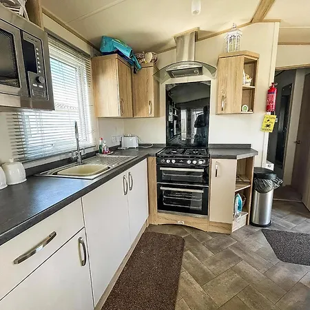 8 Berth Caravan For Hire At St Osyth Beach Holiday Park In Essex Ref 28013Fi Clacton-on-Sea Exterior photo