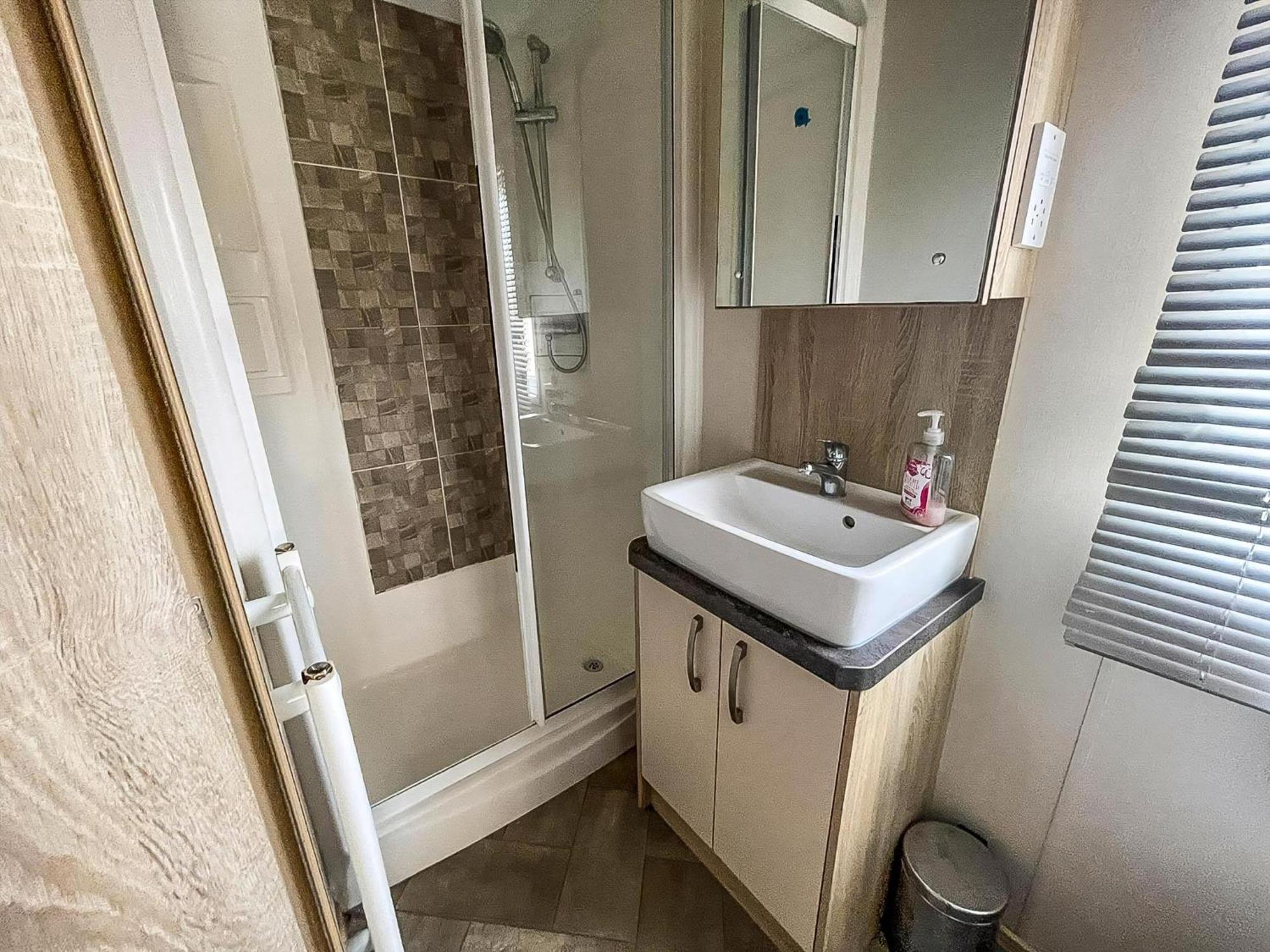 8 Berth Caravan For Hire At St Osyth In Essex Ref 28013fi Campsite Clacton-on-Sea