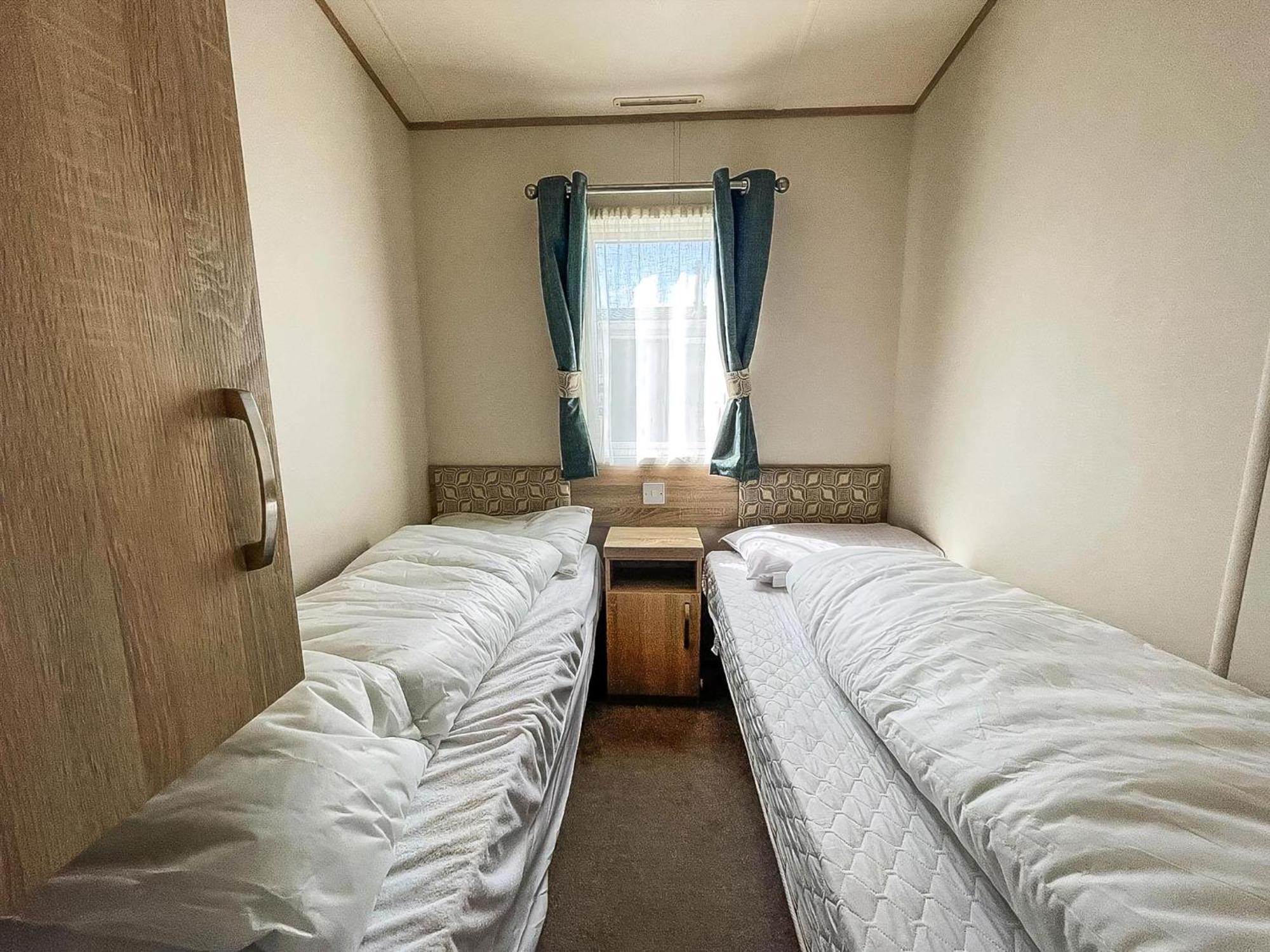 Campsite 8 Berth Caravan For Hire At St Osyth In Essex Ref 28013fi Clacton-on-Sea