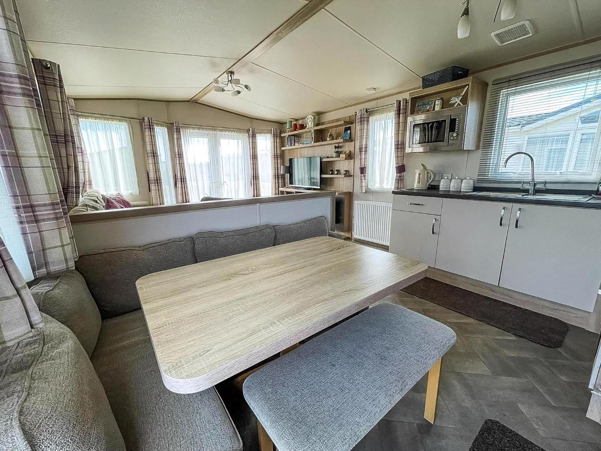 8 Berth Caravan For Hire At St Osyth In Essex Ref 28013fi * Clacton-on-Sea