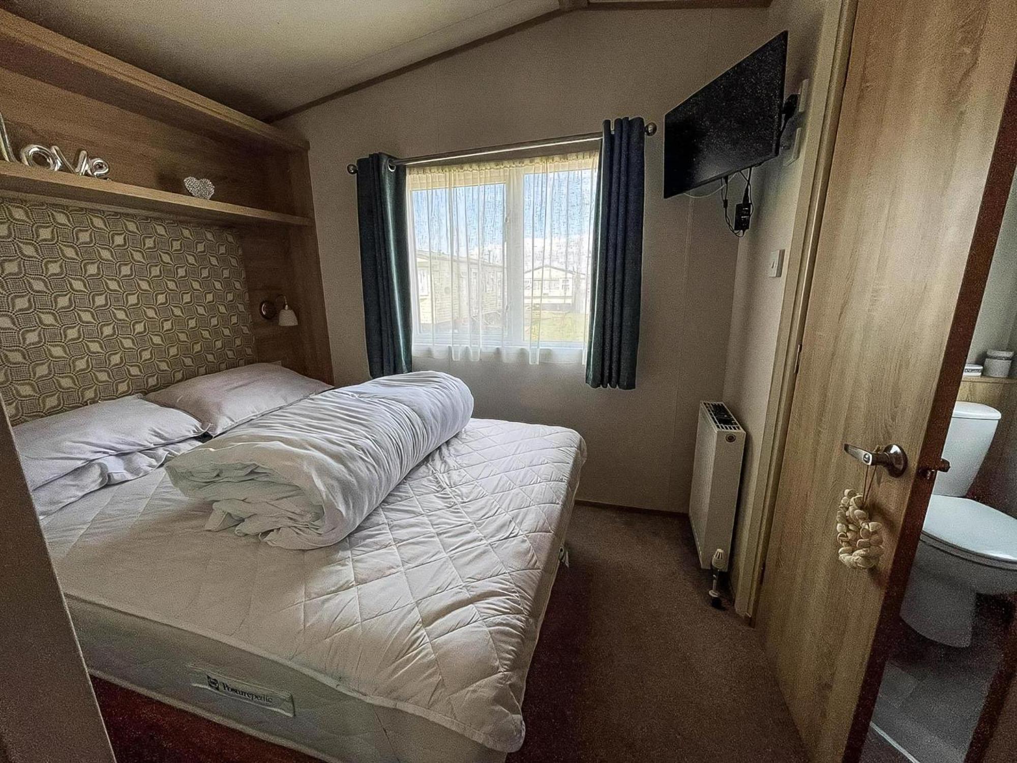 Campsite 8 Berth Caravan For Hire At St Osyth In Essex Ref 28013fi Clacton-on-Sea